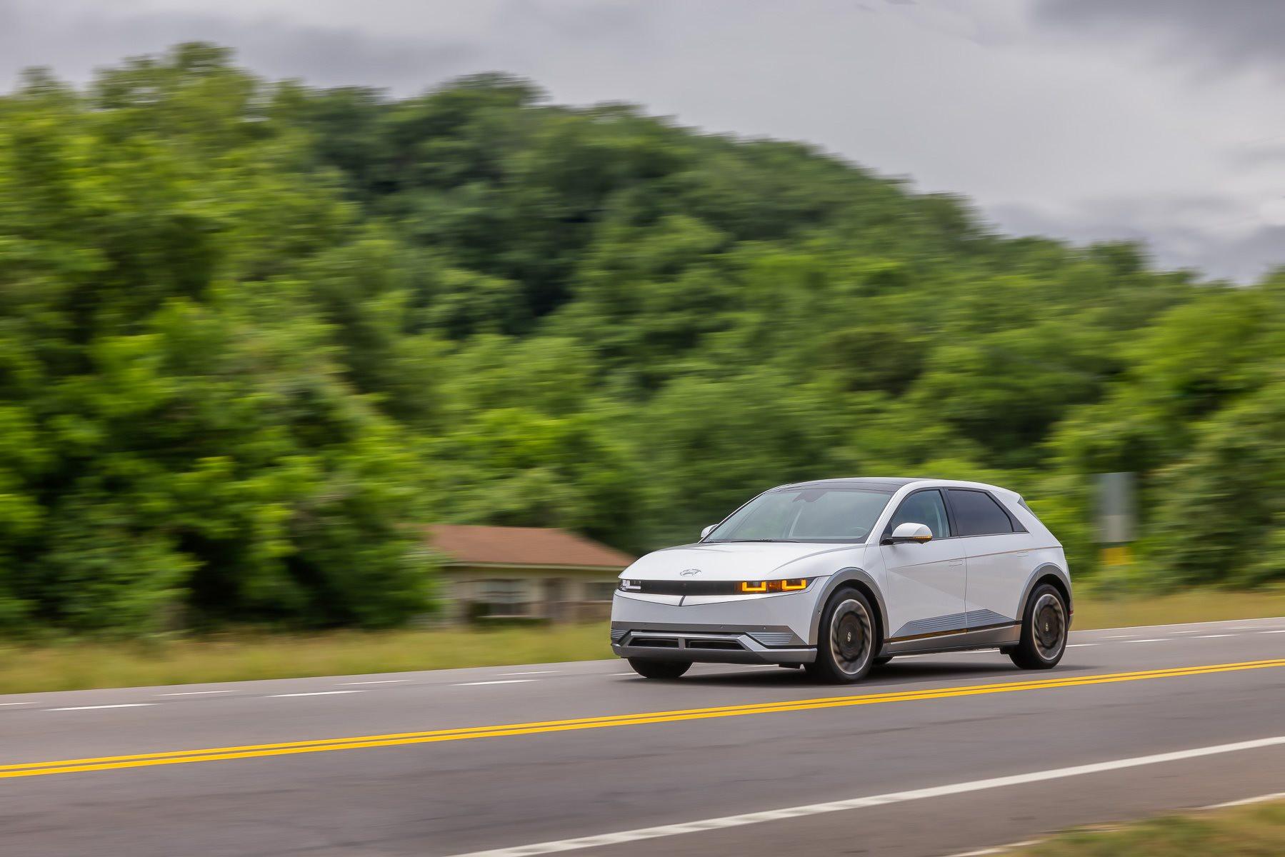 Hyundai Ioniq 5 sản xuất tại Việt Nam, giá từ 1,3 tỷ đồng đối đầu VinFast VF8 - Ảnh 3. Hyundai Ioniq 5 sản xuất tại Việt Nam, giá từ 1,3 tỷ đồng đối đầu VinFast VF8 - Ảnh 3.