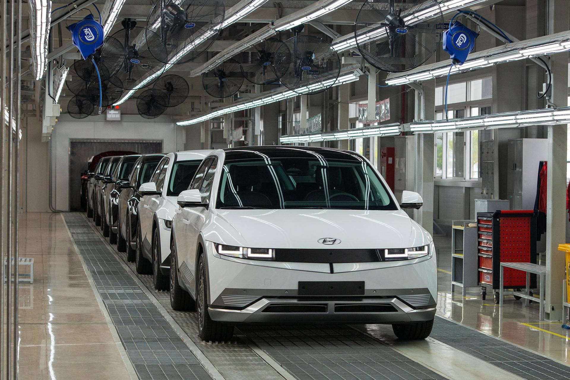 Hyundai Ioniq 5 sản xuất tại Việt Nam, giá từ 1,3 tỷ đồng đối đầu VinFast VF8 - Ảnh 1. Hyundai Ioniq 5 sản xuất tại Việt Nam, giá từ 1,3 tỷ đồng đối đầu VinFast VF8 - Ảnh 1.