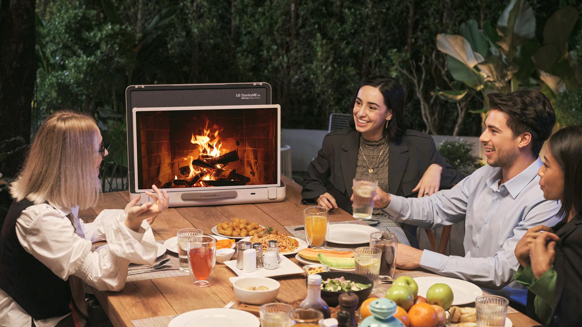 LG ra mắt thiết bị giải trí di động StanbyME Go với hình dáng như chiếc vali - Ảnh 2.