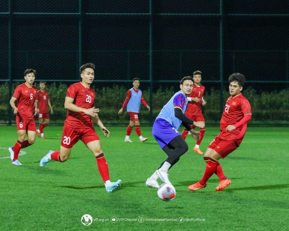 Các thủ môn được bố trí tập luyện, thi đấu cùng toàn đội.