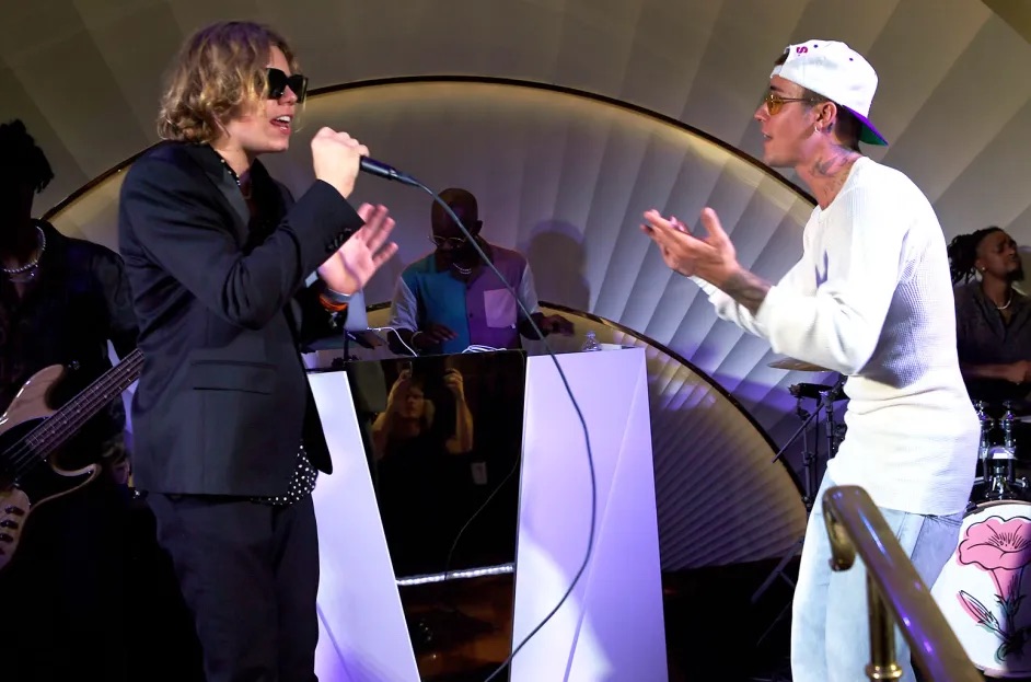 Bản hit “Stay” kết hợp với Justin Bieber giúp