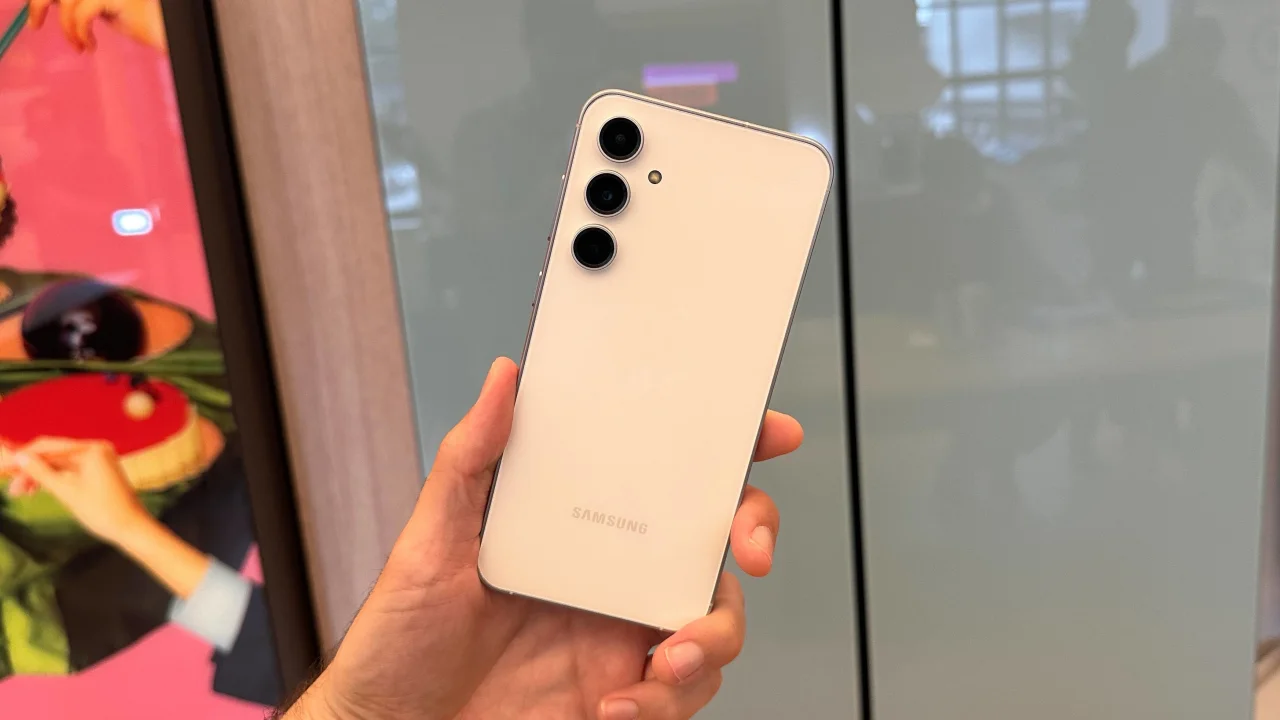 Giá chỉ hơn 10 triệu, mẫu điện thoại này nhìn "cao cấp" không kém iPhone 15, Galaxy S23: Không phải cứ giá rẻ là tệ - Ảnh 3. Giá chỉ hơn 10 triệu, mẫu điện thoại này nhìn "cao cấp" không kém iPhone 15, Galaxy S23: Không phải cứ giá rẻ là tệ - Ảnh 3.