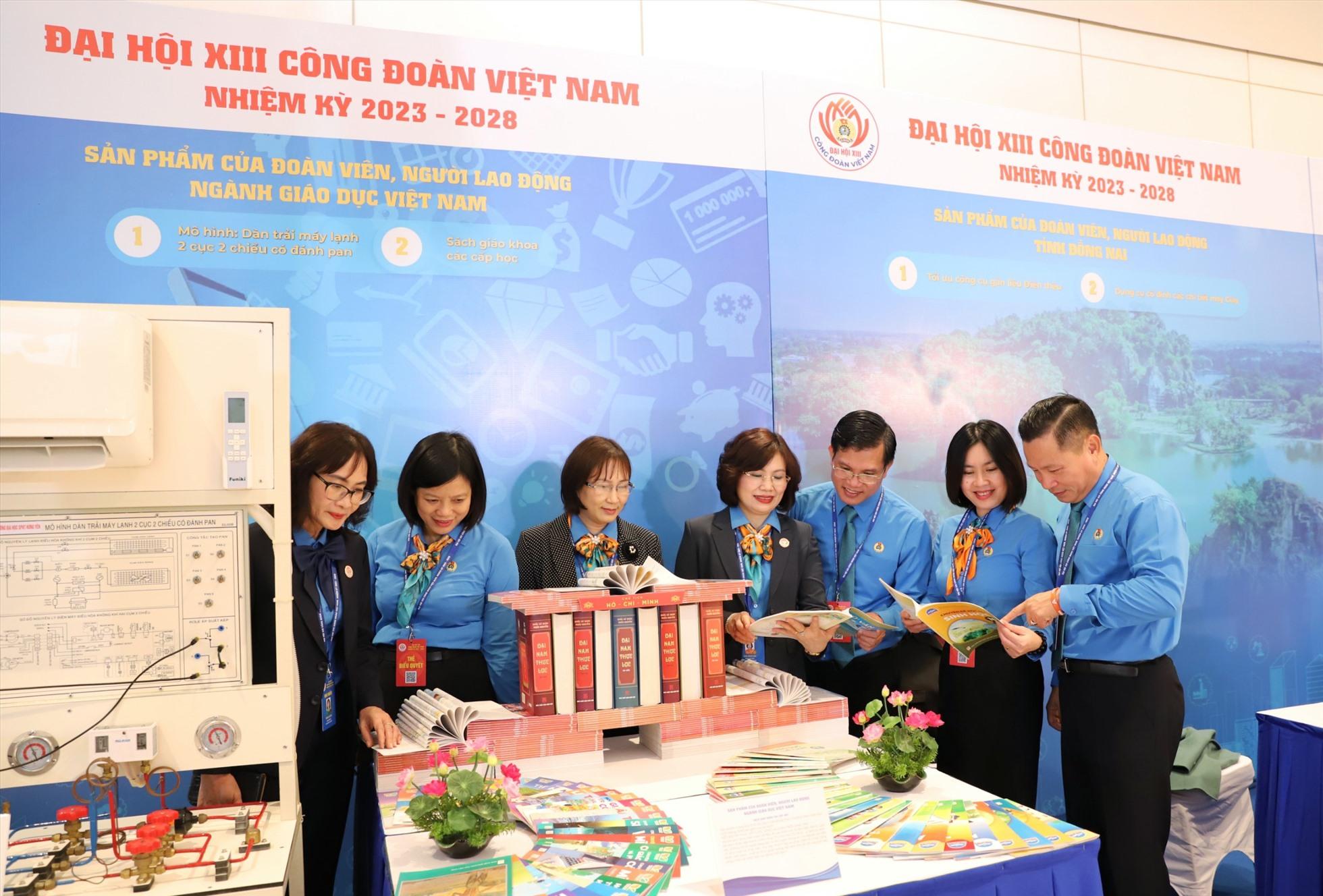 Đại biểu tham quan tại khu trưng bày các sản phẩm của công đoàn ngành, liên đoàn các địa phương. Ảnh: Tô Thế