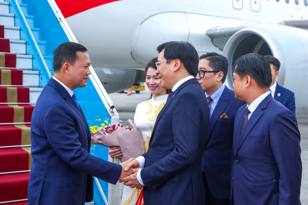 Sáng 11/12, Bộ trưởng, Chủ nhiệm Văn phòng Chính phủ Trần Văn Sơn đón Thủ tướng Campuchia Hun Manet tại Sân bay quốc tế Nội Bài - Ảnh: VGP/Nhật Bắc Sáng 11/12, Bộ trưởng, Chủ nhiệm Văn phòng Chính phủ Trần Văn Sơn đón Thủ tướng Campuchia Hun Manet tại Sân bay quốc tế Nội Bài - Ảnh: VGP/Nhật Bắc