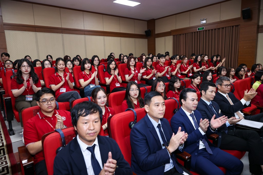 Cán bộ, giảng viên, sinh viên Trường Đại học Ngoại thương tại buổi giao lưu - Ảnh: VGP/Nhật Bắc Cán bộ, giảng viên, sinh viên Trường Đại học Ngoại thương tại buổi giao lưu - Ảnh: VGP/Nhật Bắc