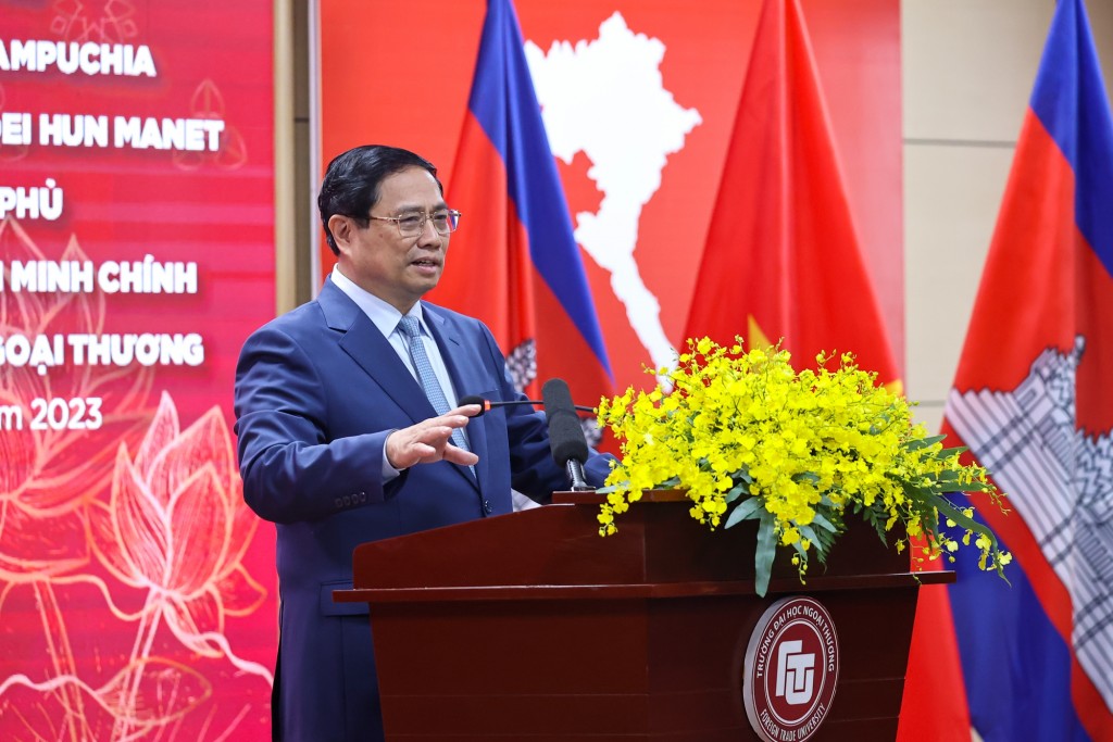 Thủ tướng đề nghị các sinh viên Việt Nam và Campuchia nỗ lực học tập thật tốt, hỗ trợ lẫn nhau trong cuộc sống, cùng nhau vun đắp những tình bạn tốt đẹp - Ảnh: VGP/Nhật Bắc Thủ tướng đề nghị các sinh viên Việt Nam và Campuchia nỗ lực học tập thật tốt, hỗ trợ lẫn nhau trong cuộc sống, cùng nhau vun đắp những tình bạn tốt đẹp - Ảnh: VGP/Nhật Bắc