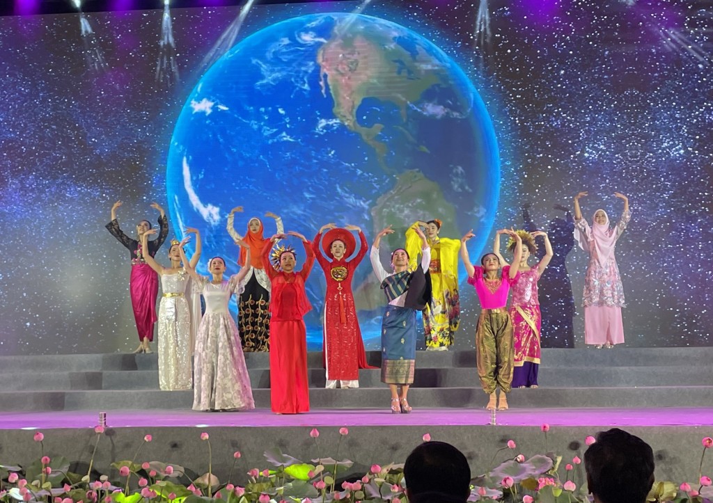 Các tiết mục văn nghệ cũng hướng đến ca ngợi tinh thần hữu nghị giữa Việt Nam, các nước ASEAN với Nhật Bản