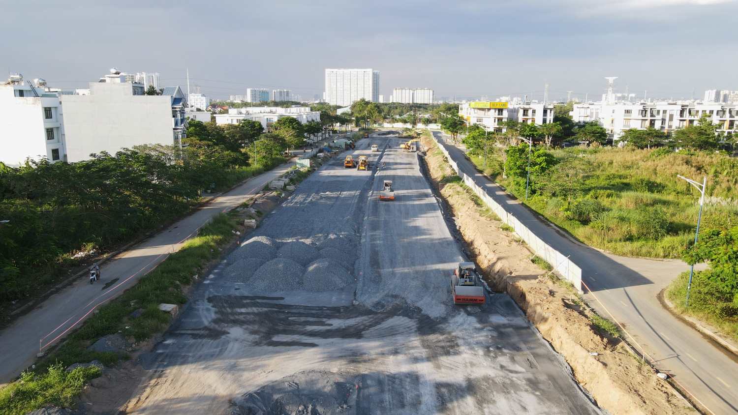 Sau hơn 1 năm khởi công, đoạn song hành Quốc lộ 50 đạt khoảng 39% khối lượng. Một số đoạn đã được thi công bờ kè, hệ thống thoát nước và cấp phối đá dăm.