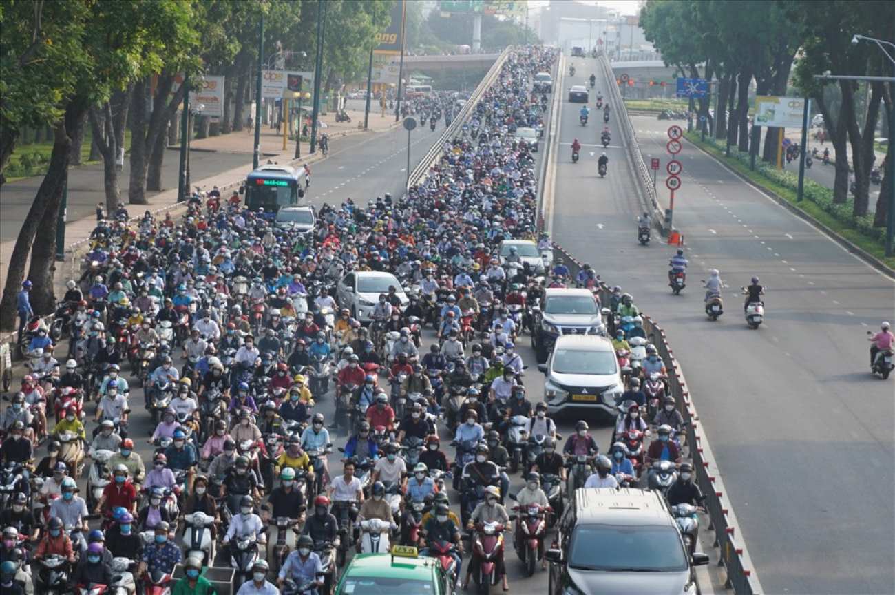 Vòng xoay Nguyễn Thái Sơn có cầu vượt thép nhưng vẫn thường ùn tắc. Ảnh: Minh Quân