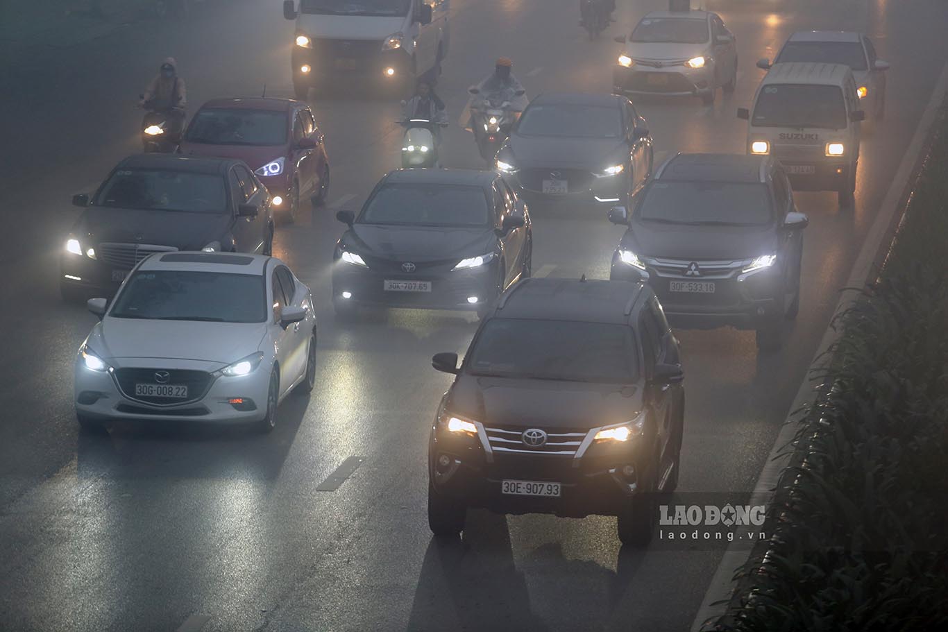 Theo ghi nhận của PV, đèn đường chỉ được tắt vào khoảng lúc 7h, muộn hơn so với những ngày bình thường.