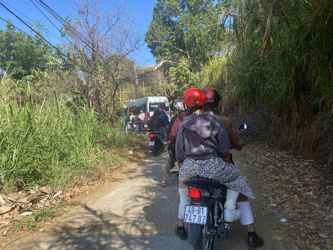 Lượng khách tăng khiến các tuyến đường của TP Đà Lạt thường xuyên lâm vào cảnh quá tải. Ngay cả những tuyến đường nhỏ cũng ùn tắc.