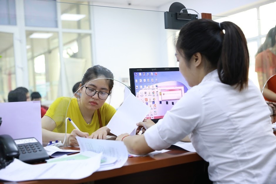 Nhiều cán bộ Nhà nước cho biết nếu làm lâu năm thì mức đóng 6,936 triệu đồng là bình thường. Ảnh: Trần Vương.