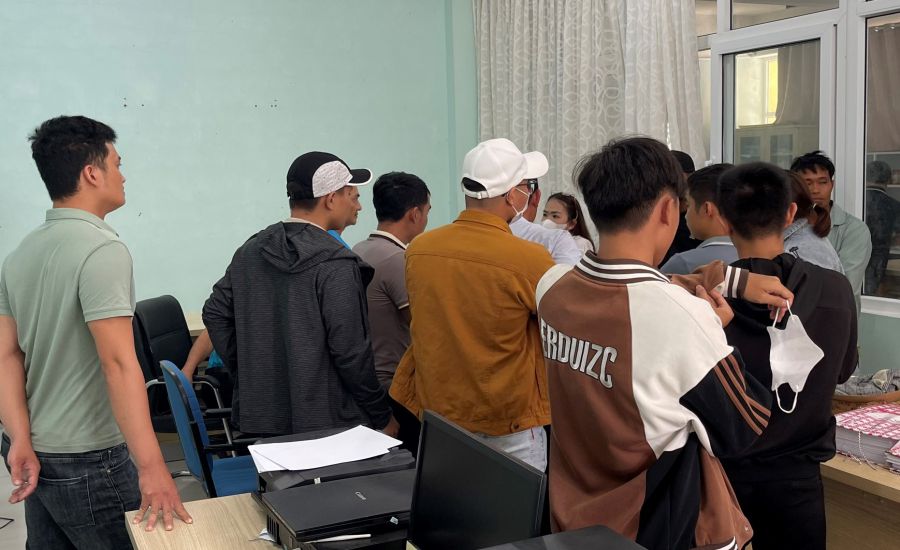 Tình trạng học viên bị mắc kẹt, chậm được học hoặc thi sách hạch cấp bằng lái xe ở Trường trung cấp nghề tổng hợp Asean Quảng Trị diễn ra từ tháng 6.2023. Ảnh: Hưng Thơ