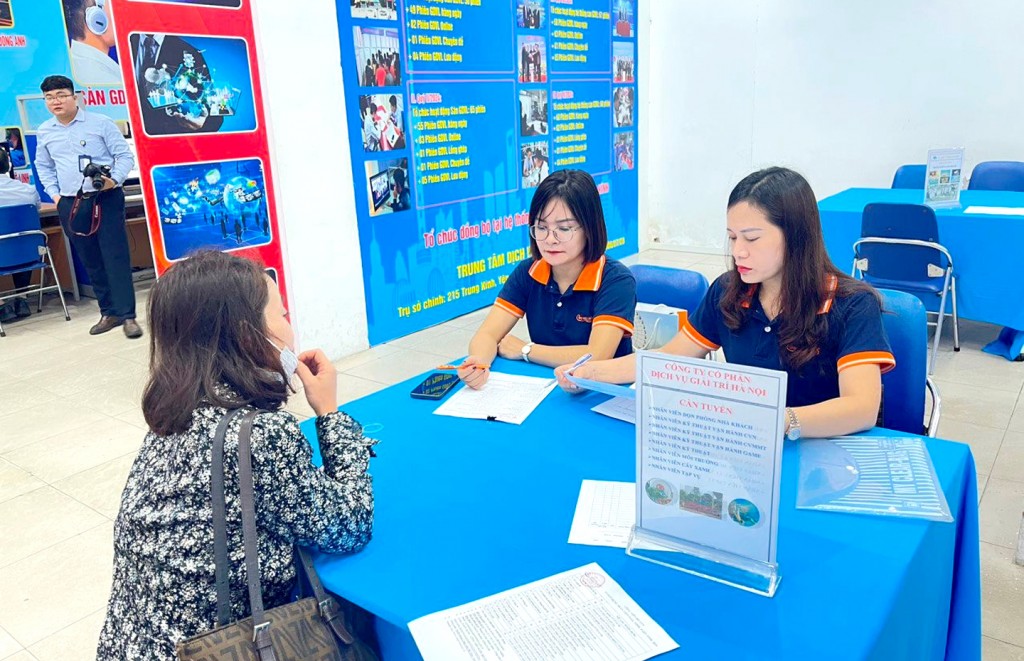 Kinh tế ấm dần, cung - cầu lao động tăng