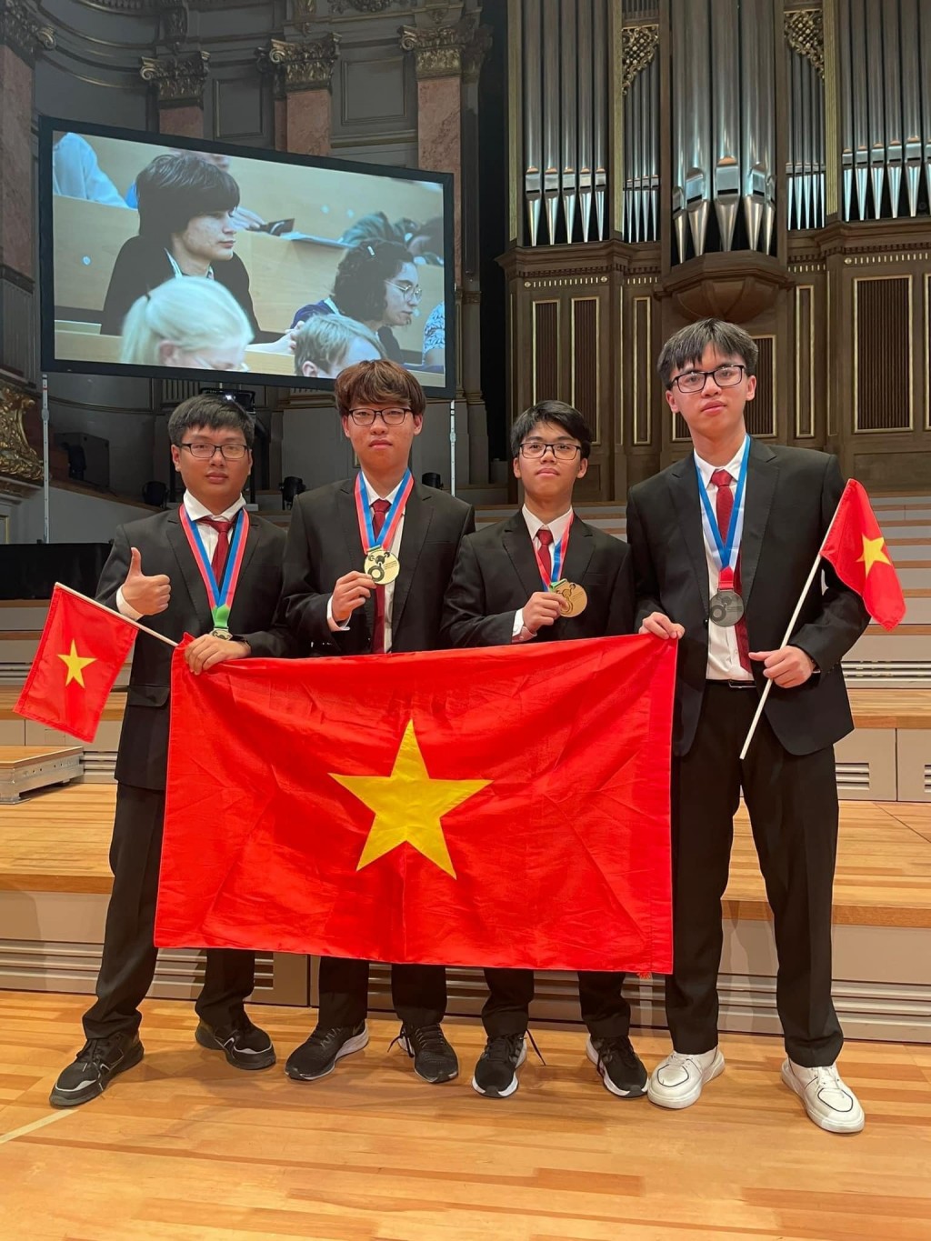 Giây phút vinh quang của Cao Sơn cùng đồng đội Giây phút vinh quang của Cao Sơn cùng đồng đội