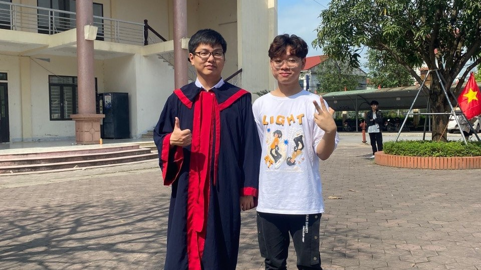 Hình ảnh thânCao Sơn và bạn tại trường THPT Chuyên Hà Tĩnh Hình ảnh thânCao Sơn và bạn tại trường THPT Chuyên Hà Tĩnh