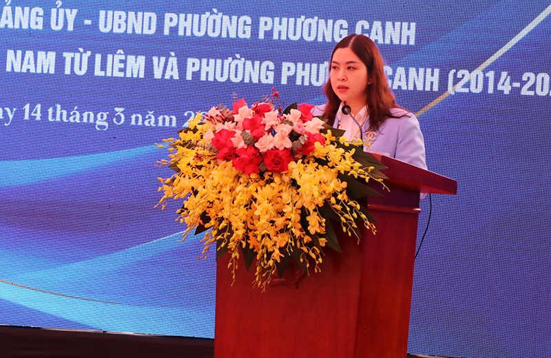 Đồng chí Nguyễn Thị Hoài Thu - Trưởng phòng Nội vụ quận Nam Từ Liêm công bố Quyết định công nhận công trình gắn biển chào mừng 10 năm thành lập quận Nam Từ Liêm và Quyết định của UBND quận khen thưởng các tập thể, cá nhân có thành tích xuất sắc trong thực hiện công trình xây dựng trụ sở làm việc Đảng ủy - UBND phường Phương Canh