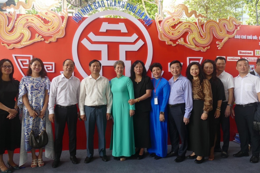 Các đồng chí: Phạm Thanh Học, Phó Trưởng ban Thường trực Tuyên giáo Thành ủy TP Hà Nội; Nguyễn Thị Mai Hương, Phó Giám đốc Sở TTTT; Tổng Biên tập báo Tuổi trẻ Thủ đô Nguyễn Mạnh Hưng cùng các đại biểu chụp ảnh lưu niệm Các đồng chí: Phạm Thanh Học, Phó Trưởng ban Thường trực Tuyên giáo Thành ủy TP Hà Nội; Nguyễn Thị Mai Hương, Phó Giám đốc Sở TTTT; Tổng Biên tập báo Tuổi trẻ Thủ đô Nguyễn Mạnh Hưng cùng các đại biểu chụp ảnh lưu niệm