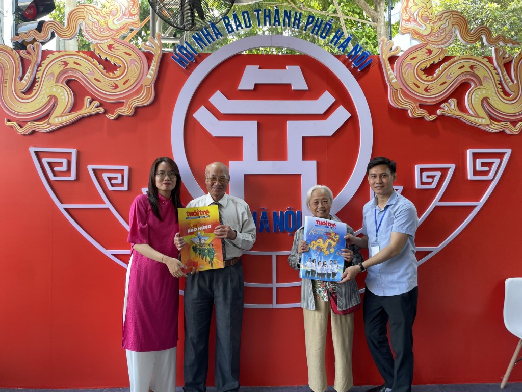 Phóng viên báo Tuổi trẻ Thủ đô tặng báo cho bạn đọc Phóng viên báo Tuổi trẻ Thủ đô tặng báo cho bạn đọc