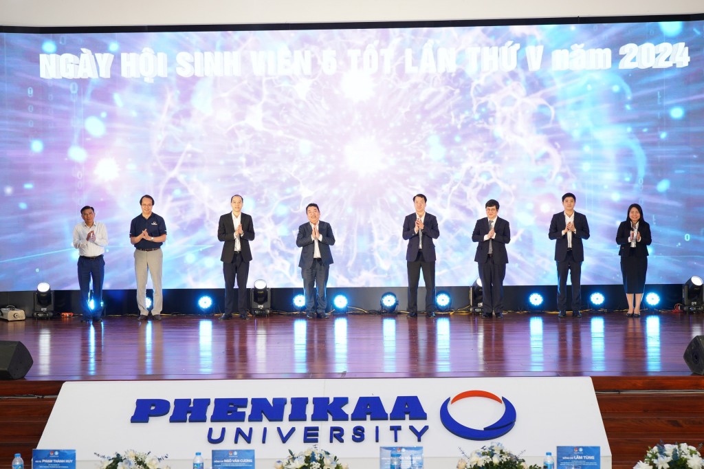 Các đồng chí lãnh đạo thực hiện nghi lễ khai mạc ngày hội Các đồng chí lãnh đạo thực hiện nghi lễ khai mạc ngày hội