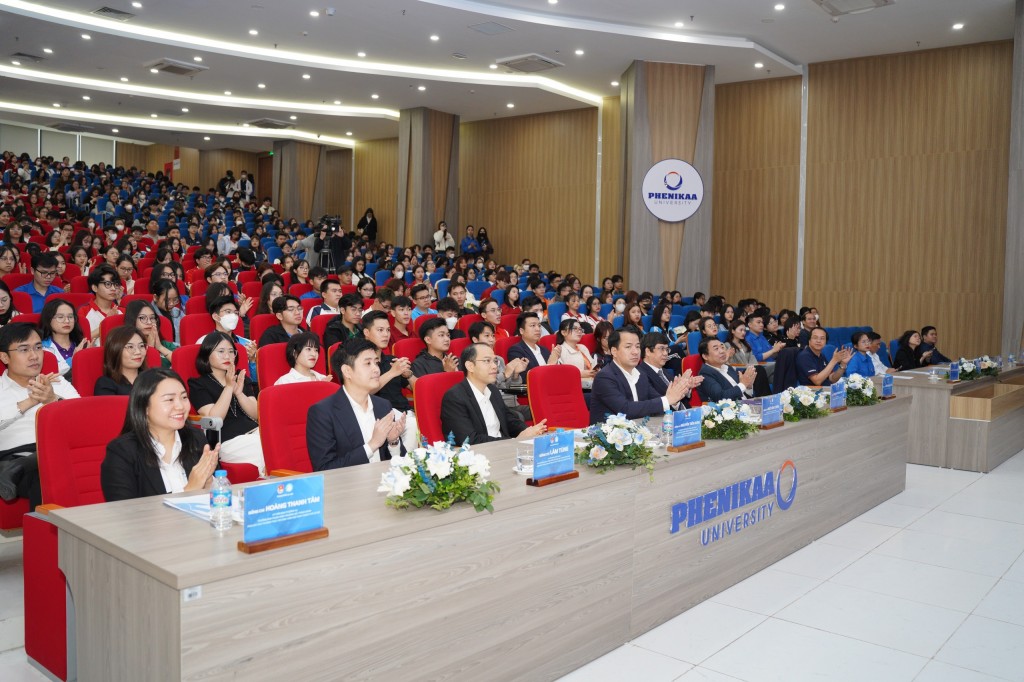 Các vị đại biểu, khách mời đến dự chương trình Các vị đại biểu, khách mời đến dự chương trình