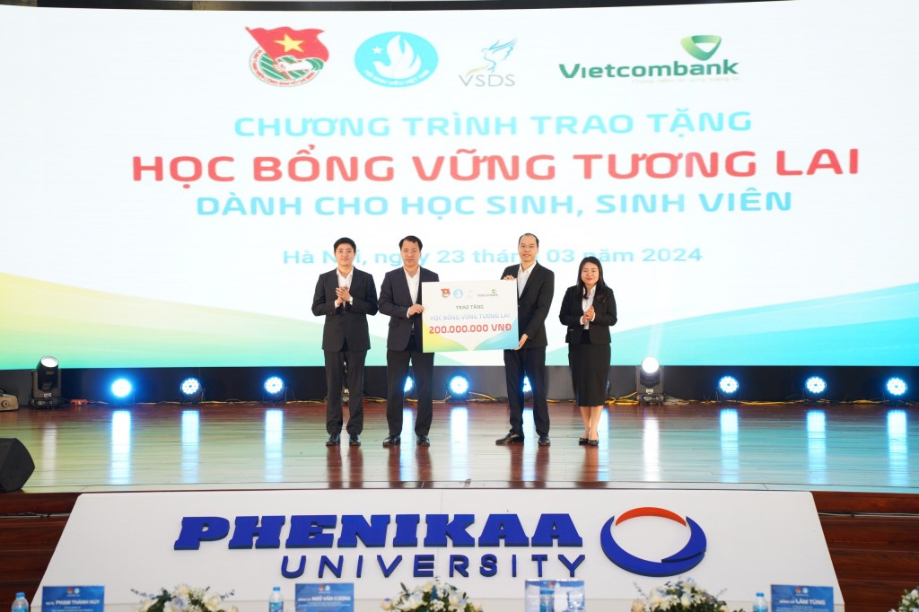 Lãnh đạo Trung ương Đoàn trao biển tượng trưng học bổng tặng các bạn sinh viên tới Thành đoàn - Hội Sinh viên thành phố Hà Nội Lãnh đạo Trung ương Đoàn trao biển tượng trưng học bổng tặng các bạn sinh viên tới Thành đoàn - Hội Sinh viên thành phố Hà Nội