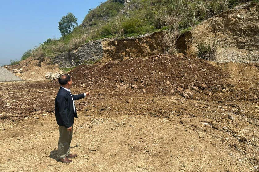 Khu vực chân di tích Lèn Hai Vai bị lấy đất đá. Ảnh: Quang Trung
