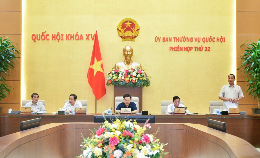 Phó Chủ tịch Quốc hội Trần Quang Phương điều hành phiên họp. Phó Chủ tịch Quốc hội Trần Quang Phương điều hành phiên họp.