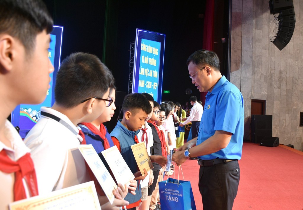 Hà Nội phát động Tháng hành động về An toàn, vệ sinh lao động Hà Nội phát động Tháng hành động về An toàn, vệ sinh lao động