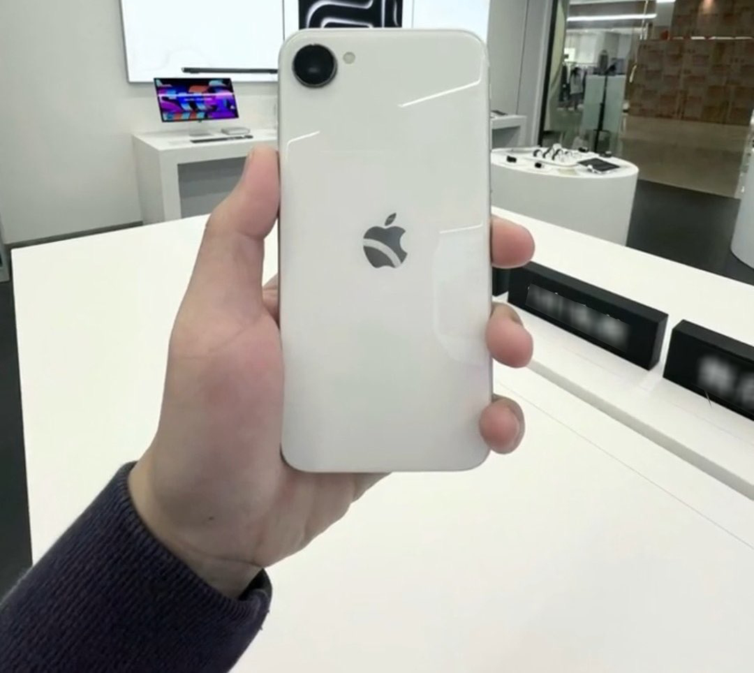 iPhone giá chỉ 10 triệu đồng bất ngờ lộ diện thực tế: Ngoại hình đẹp, thiết kế quá sang xịn so với tầm giá!- Ảnh 1. iPhone giá chỉ 10 triệu đồng bất ngờ lộ diện thực tế: Ngoại hình đẹp, thiết kế quá sang xịn so với tầm giá!- Ảnh 1.