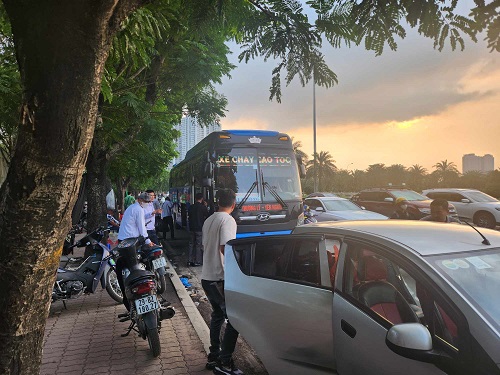 Xe khách của nhà xe Anh Huy đón khách tại khu vực đối diện cổng số 1 Trung tâm Hội nghị Quốc gia. Ảnh Minh Hạnh chụp 17 giờ ngày 6.5.2024.