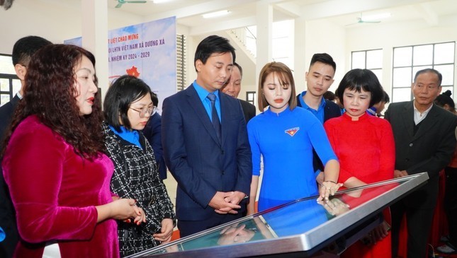 Các đại biểu tham quan công trình thanh niên: “Website quảng bá các sản phẩm OCOP của địa phương” ứng dụng công nghệ VR360 trong giới thiệu hình ảnh sản phẩm trong khuôn khổ Đại hội điểm Hội LHTN xã Dương Xá Các đại biểu tham quan công trình thanh niên: “Website quảng bá các sản phẩm OCOP của địa phương” ứng dụng công nghệ VR360 trong giới thiệu hình ảnh sản phẩm trong khuôn khổ Đại hội điểm Hội LHTN xã Dương Xá