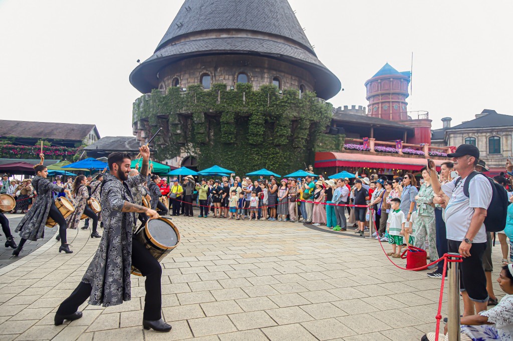 Đà Nẵng thu hút lượng lớn khách du lịch trong và ngoài nước. Đà Nẵng thu hút lượng lớn khách du lịch trong và ngoài nước.