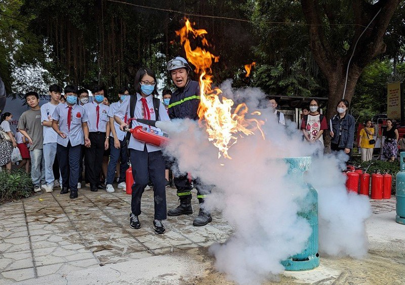 Và tham gia trải nghiệm sử dụng bình chữa cháy xách tay dập tắt đám cháy Và tham gia trải nghiệm sử dụng bình chữa cháy xách tay dập tắt đám cháy