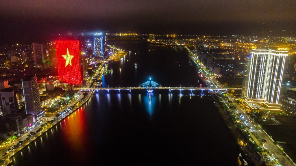 Sông Hàn (Đà Nẵng) lung linh trong đêm. Ảnh: Nguyễn Trình Sông Hàn (Đà Nẵng) lung linh trong đêm. Ảnh: Nguyễn Trình