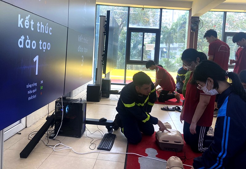 Các em học sinh Thủ đô tham gia trải nghiệm mô hình thực tế ảo về cứ nạn Các em học sinh Thủ đô tham gia trải nghiệm mô hình thực tế ảo về cứ nạn