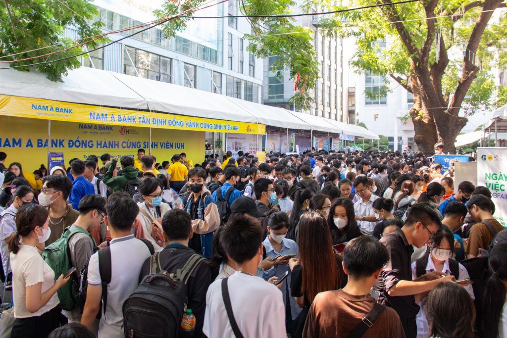 Rất đông các bạn sinh viên tham gia ngày hội Rất đông các bạn sinh viên tham gia ngày hội