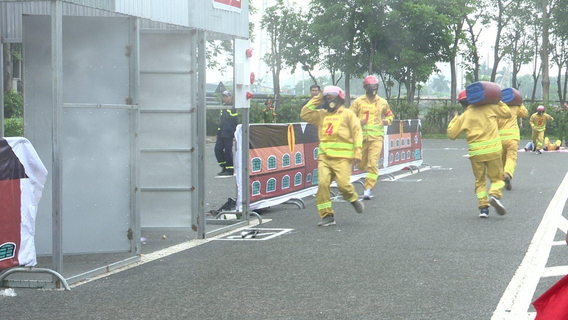 Các đội tham gia thi cứu hộ. Ảnh: Ánh Dương