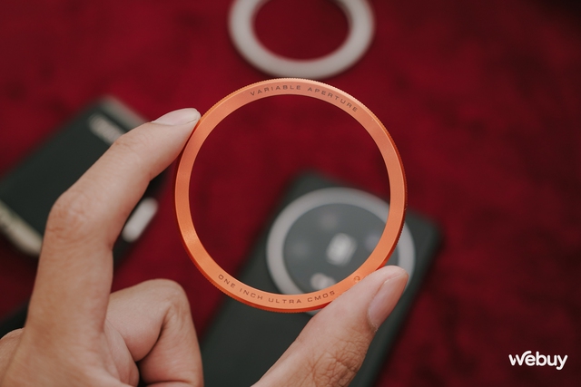 Mở hộp Xiaomi 14 Ultra chính hãng kèm bộ phụ kiện chụp ảnh cực chất: Máy ảnh compact giá hơn 30 triệu đồng dành cho các "dân chơi" Việt- Ảnh 6. Mở hộp Xiaomi 14 Ultra chính hãng kèm bộ phụ kiện chụp ảnh cực chất: Máy ảnh compact giá hơn 30 triệu đồng dành cho các "dân chơi" Việt- Ảnh 6.