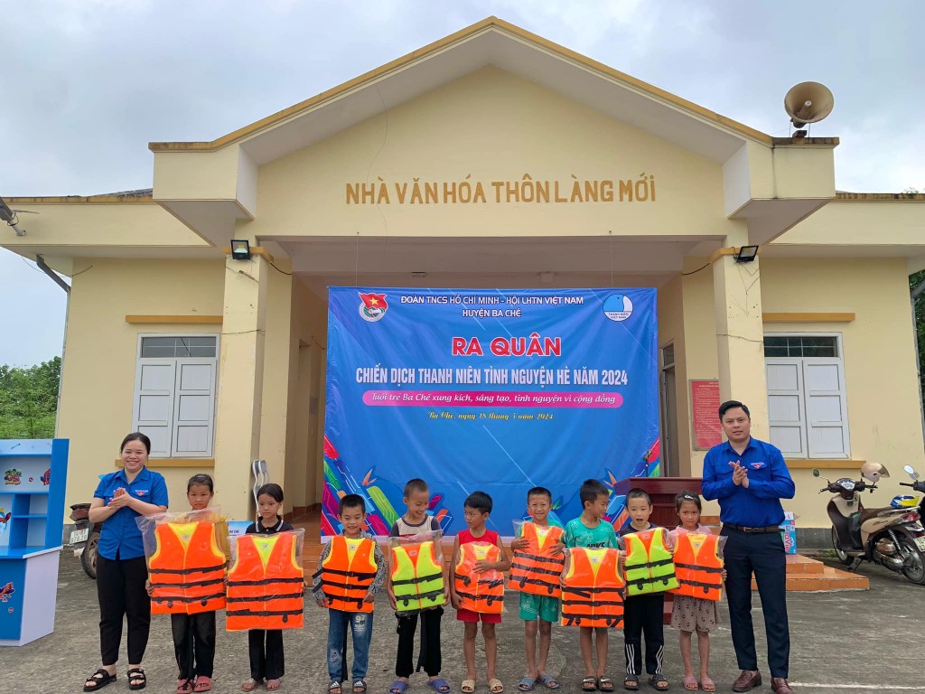 Tặng 10 áo phao cho các em nhỏ nhằm nâng cao ý thức phòng chống đuối nước cho các em thanh, thiếu niên, nhi đồng và người dân Tặng 10 áo phao cho các em nhỏ nhằm nâng cao ý thức phòng chống đuối nước cho các em thanh, thiếu niên, nhi đồng và người dân