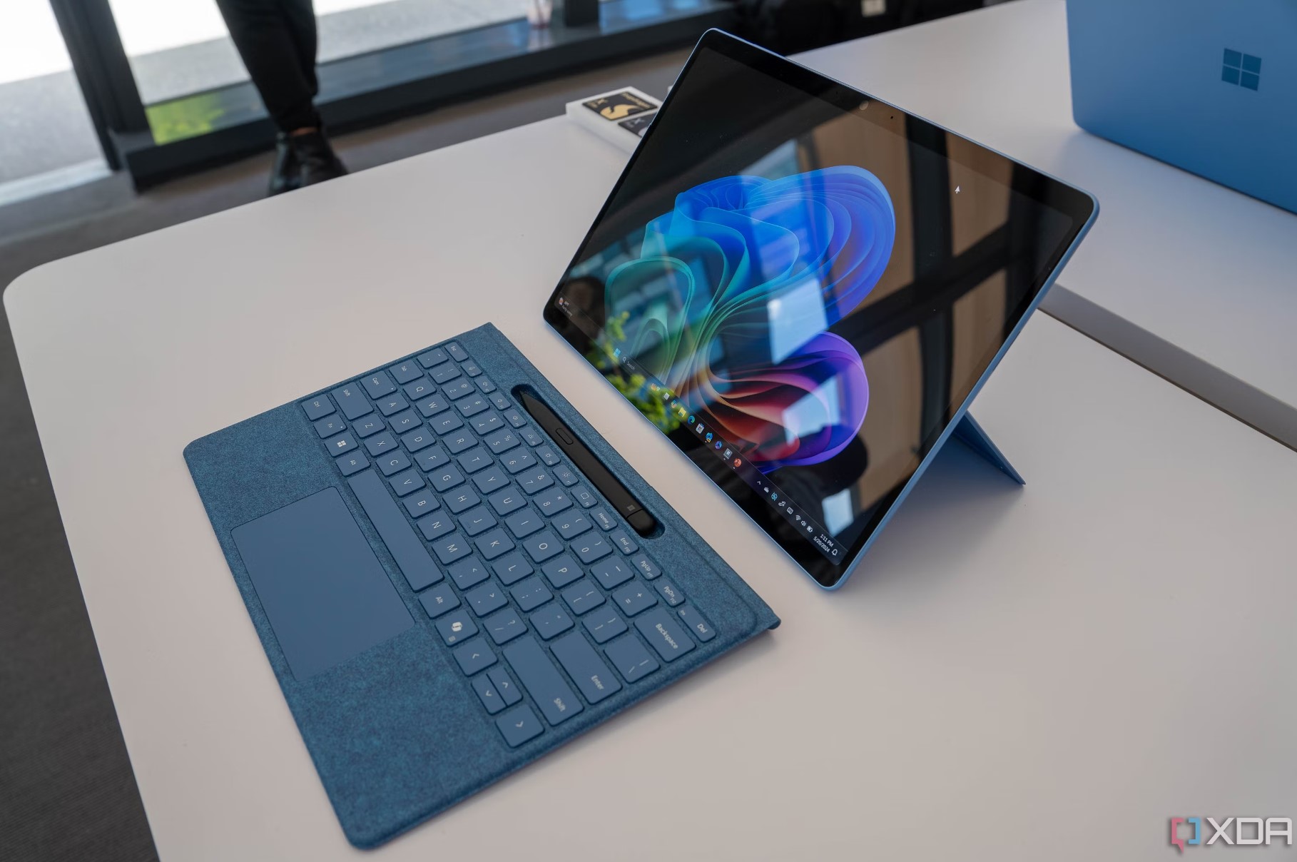 Gã khổng lồ phần mềm Microsoft đang tỏa sáng ở phần cứng, nhưng lại trì trệ trong sân chơi quen thuộc của mình- Ảnh 1. Gã khổng lồ phần mềm Microsoft đang tỏa sáng ở phần cứng, nhưng lại trì trệ trong sân chơi quen thuộc của mình- Ảnh 1.