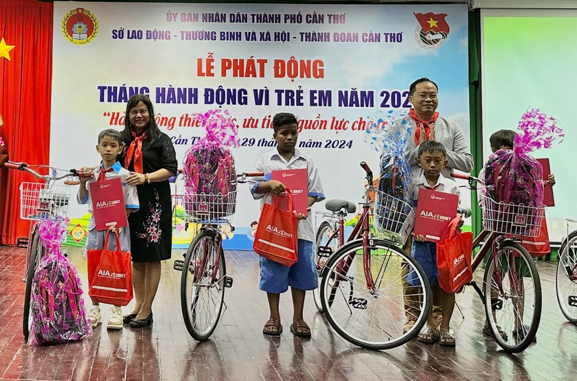 Trong khuôn khổ buổi lễ, Ban tổ chức đã tiến hành trao tặng nhiều phần quà cho các trẻ em có hoàn cảnh đặc biệt, khó khăn trên địa bàn TP. Trong khuôn khổ buổi lễ, Ban tổ chức đã tiến hành trao tặng nhiều phần quà cho các trẻ em có hoàn cảnh đặc biệt, khó khăn trên địa bàn TP.