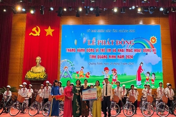 Hội Nữ doanh nhân tỉnh Quảng Ninh trao tặng 30 xe đạp cho 30 trẻ em có hoàn cảnh khó khăn thuộc TP Hạ Long và thị xã Quảng Yên. Hội Nữ doanh nhân tỉnh Quảng Ninh trao tặng 30 xe đạp cho 30 trẻ em có hoàn cảnh khó khăn thuộc TP Hạ Long và thị xã Quảng Yên.