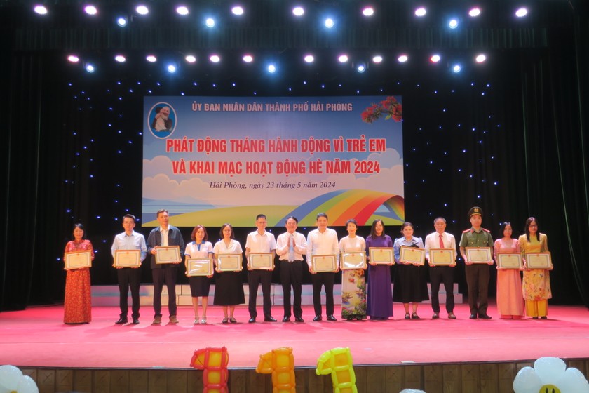 Chú thích: Phó Chủ tịch UBND TP tặng Bằng khen cho các tập thể tập thể tiêu biểu đã đóng góp, ủng hộ Quỹ Bảo trợ trẻ em TP Hải Phòng. Chú thích: Phó Chủ tịch UBND TP tặng Bằng khen cho các tập thể tập thể tiêu biểu đã đóng góp, ủng hộ Quỹ Bảo trợ trẻ em TP Hải Phòng.