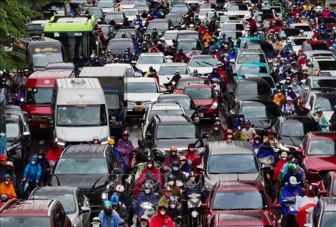 Xe cộ di chuyển khó khăn tại nút giao ngã tư Giải Phóng - Trường Chinh, Đại La. Ảnh: Thanh Tùng/ TTXVN Xe cộ di chuyển khó khăn tại nút giao ngã tư Giải Phóng - Trường Chinh, Đại La. Ảnh: Thanh Tùng/ TTXVN