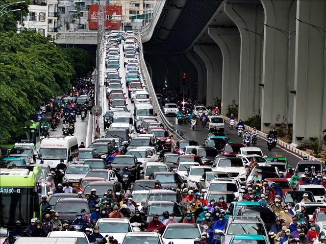 Xe cộ di chuyển khó khăn tại nút giao ngã tư Giải Phóng - Trường Chinh, Đại La. Ảnh: Thanh Tùng/ TTXVN Xe cộ di chuyển khó khăn tại nút giao ngã tư Giải Phóng - Trường Chinh, Đại La. Ảnh: Thanh Tùng/ TTXVN