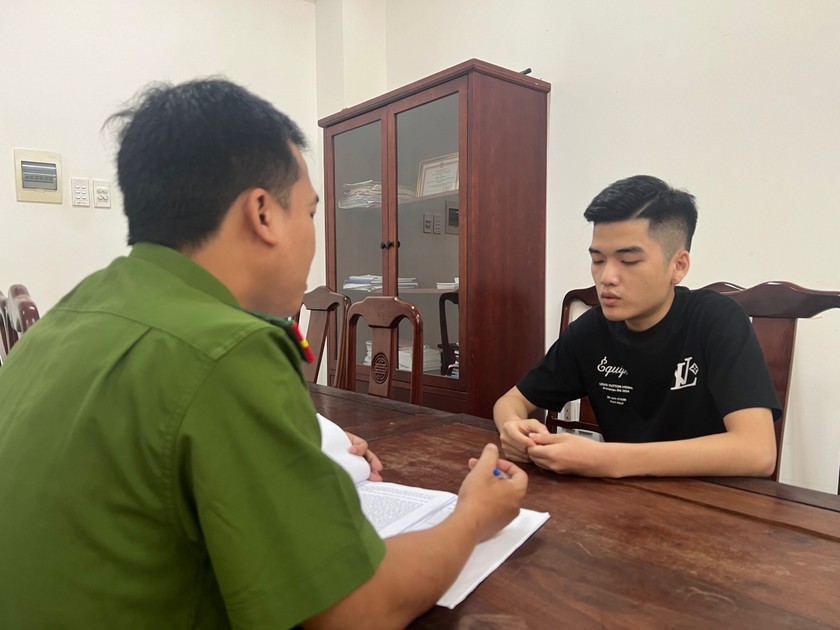 Công an lấy lời khai Trần Nhật Sang. Công an lấy lời khai Trần Nhật Sang.