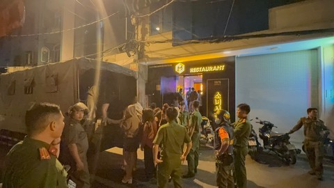 Cơ quan công an đưa các đối tượng liên quan về trụ sở để làm việc. Ảnh: Công an.