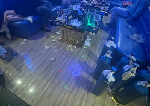 Cơ quan chức năng kiểm tra hoạt động của nhà hàng. Ảnh: Công an