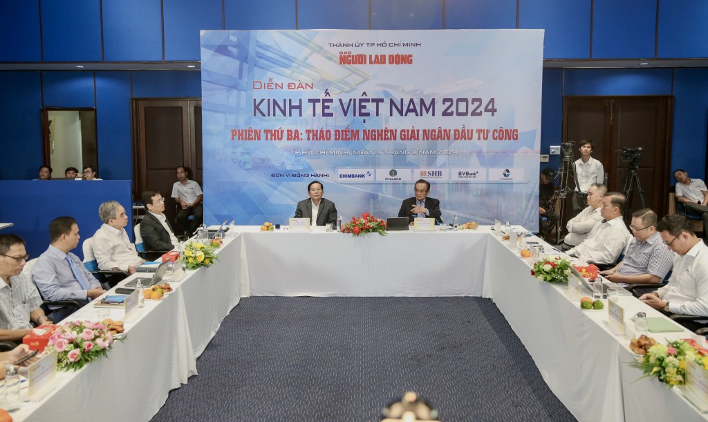 Toàn cảnh diễn đàn sáng 15-8 Toàn cảnh diễn đàn sáng 15-8